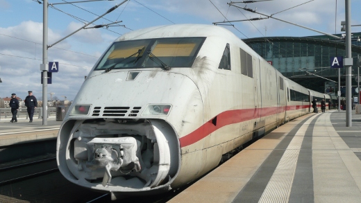 ICE 2 mit ge&ouml;ffneter Bugklappe in Berlin Hauptbahnhof