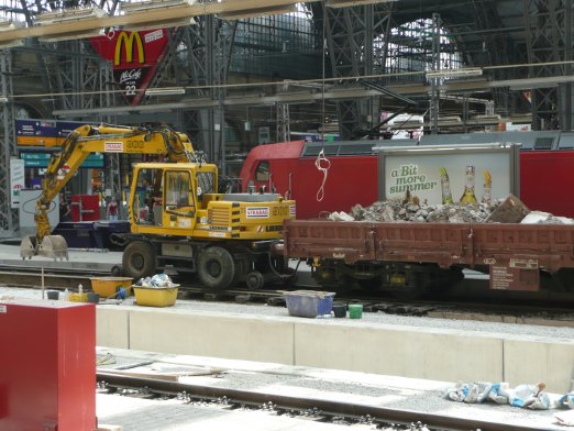 Ein Zweiwegebagger bei der Arbeit