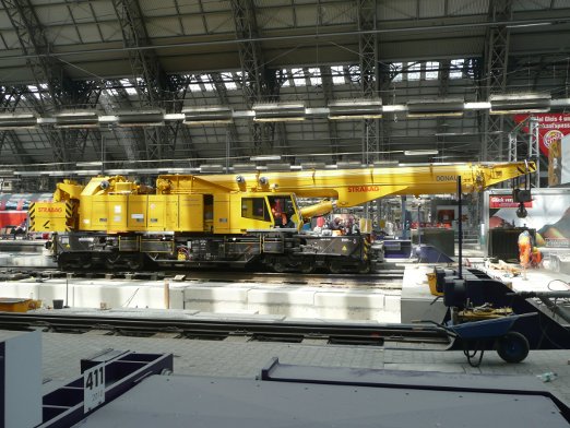 Schienenkran in der Bahnsteighalle