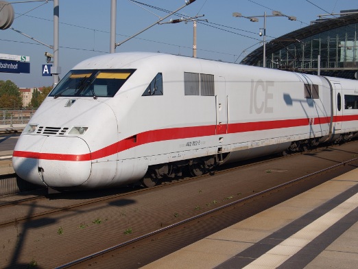 ICE 2 auf Gleis 13 kurz vor der Abfahrt Richtung Hannover