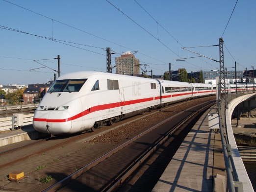 ICE bei der Einfahrt nach Berlin Hbf