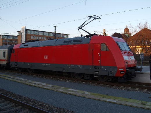 101 003 mit IC in Bremen Hbf