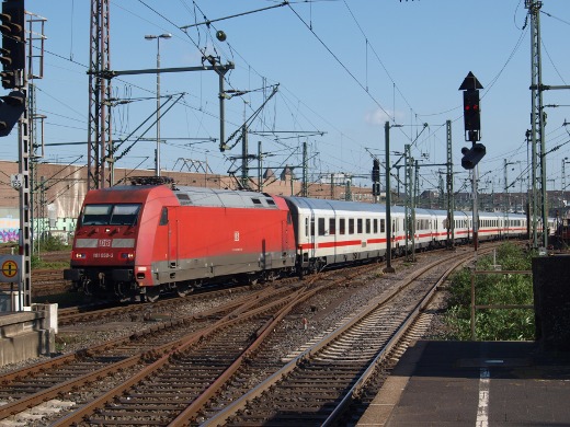IC nach Oberstorf bei der Einfahrt nach Düsseldorf Hbf