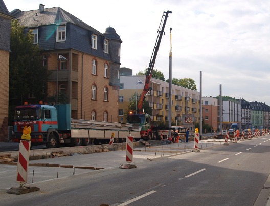 Setzen eines Oberleitungsmastes