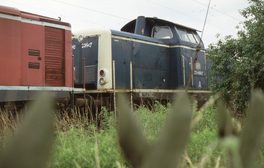 Abgestellte Loks der BR 211 in Kirchweyhe, 1989