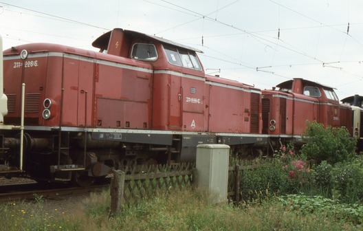 Abgestellte Loks der BR 211 in Kirchweyhe, 1989