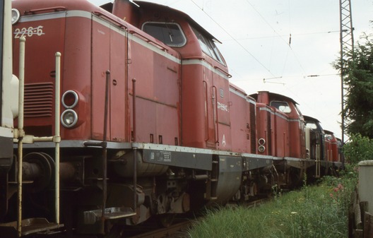Abgestellte Loks der BR 211 in Kirchweyhe, 1989