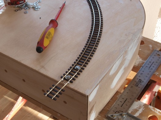 H0m-Bogenmodul: Gleise auf einer Seite befestigt