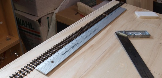 H0m-Haltepunktmodul: Gleisbefestigung mit Kraftkleber