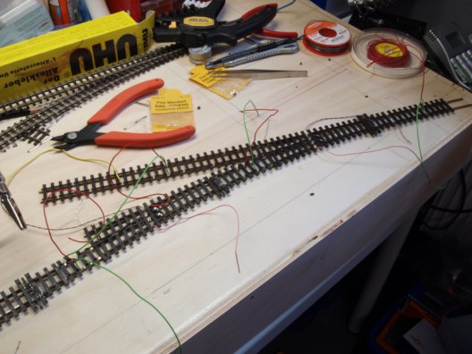 Verdrahten von Gleisen und Weichen