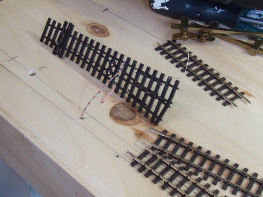 Komplett verdrahtete Peco-H0m-Weiche