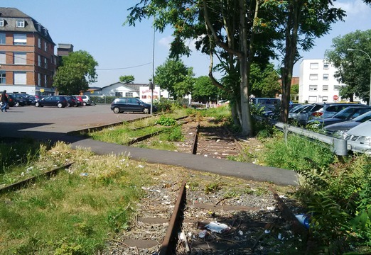 Gleissperre in der Orber Straße in Frankfurt-Fechenheim