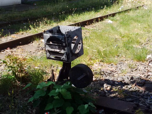 Gleissperre in der Orber Straße in Frankfurt-Fechenheim