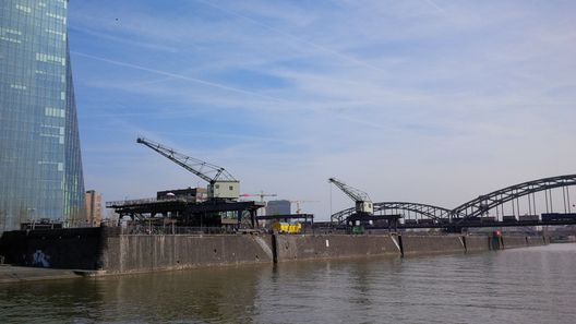 Eine Fahrt auf dem Main in Frankfurt