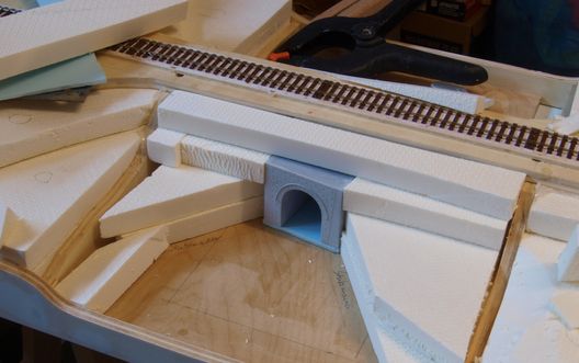 Ein einfaches 1 Meter langes Streckenmodul in H0 - Landschaftsrohbau