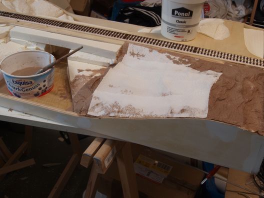 Ein einfaches 1 Meter langes Streckenmodul in H0 - Landschaftsrohbau