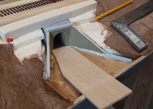 Ein einfaches 1 Meter langes Streckenmodul in H0 - Landschaftsrohbau