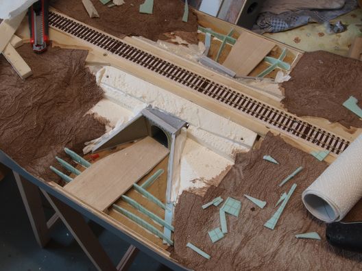 Ein einfaches 1 Meter langes Streckenmodul in H0 - Landschaftsrohbau