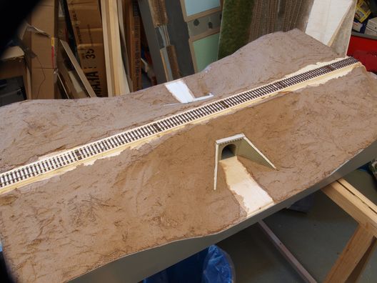 Ein einfaches 1 Meter langes Streckenmodul in H0 - Landschaftsrohbau