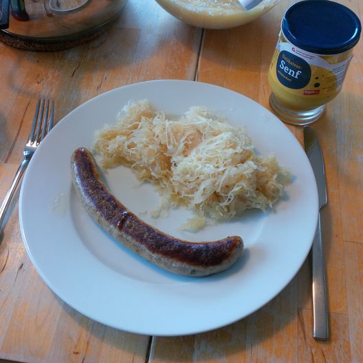 Bratwurst mit Sauerkraut