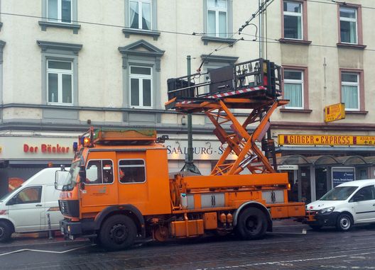 Arbeiten an einem Oberleitungsmast der Straßenbahn