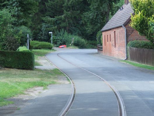 Ortsdurchfahrt und Bahnhof von Uenzen