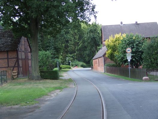 Ortsdurchfahrt und Bahnhof
von Uenzen