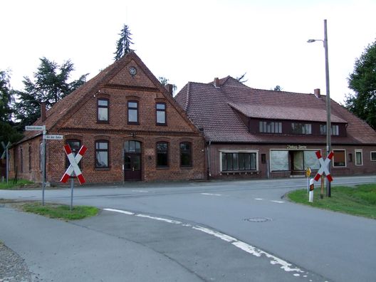 Ortsdurchfahrt und Bahnhof von Uenzen