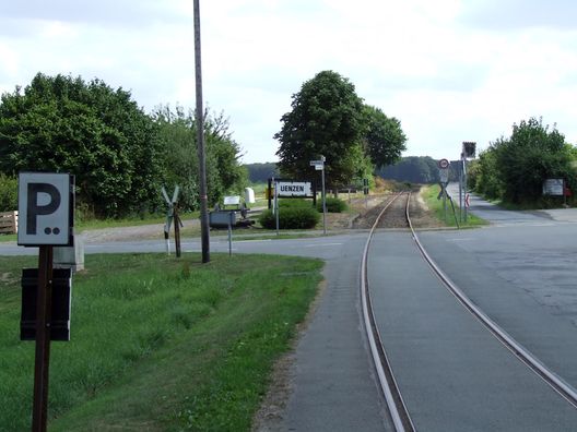 Ortsdurchfahrt und Bahnhof von Uenzen