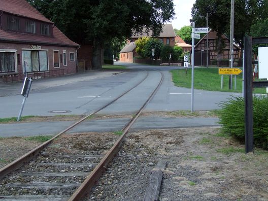Ortsdurchfahrt und Bahnhof von Uenzen
