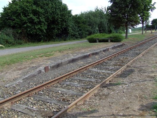 Ortsdurchfahrt und Bahnhof von Uenzen