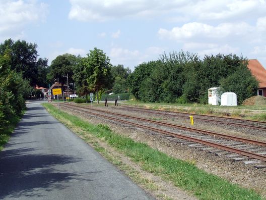 Ortsdurchfahrt und Bahnhof von Uenzen