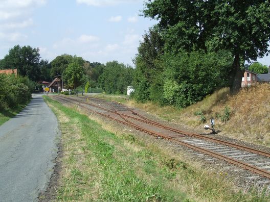Ortsdurchfahrt und Bahnhof von Uenzen