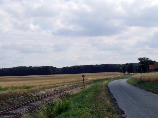 Ortsdurchfahrt und Bahnhof von Uenzen
