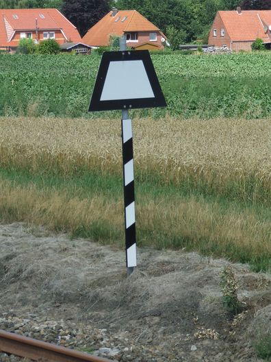 Ortsdurchfahrt und Bahnhof von Uenzen