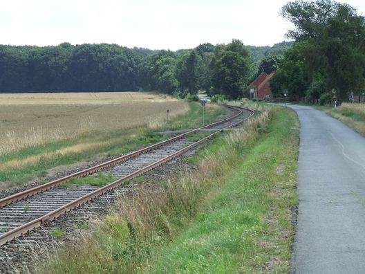 Ortsdurchfahrt und Bahnhof von Uenzen