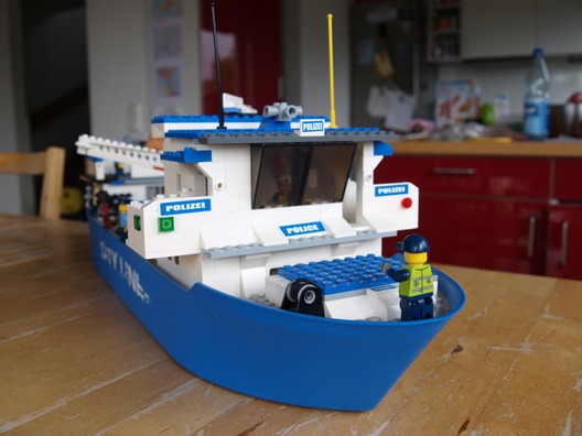 Zwei Schiffe aus Lego