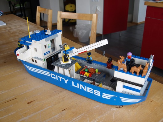 Zwei Schiffe aus Lego