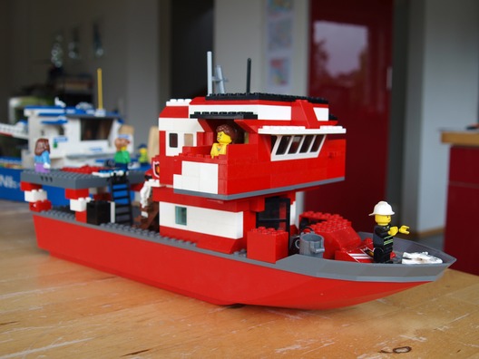 Zwei Schiffe aus Lego