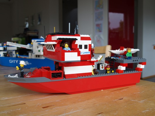 Zwei Schiffe aus Lego