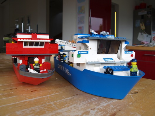 Zwei Schiffe aus Lego