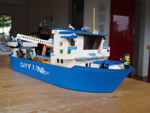 Zwei Schiffe aus Lego