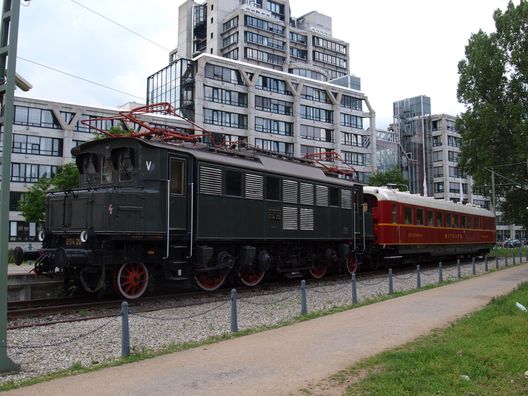 Eine E 04 vor dem DB-Hochhaus in Frankfurt
