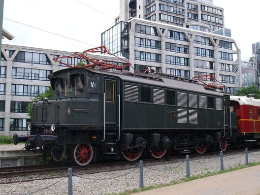 Eine E 04 vor dem DB-Hochhaus in Frankfurt