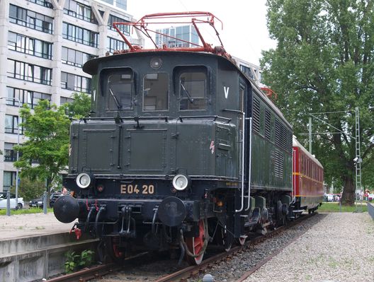 Eine E 04 vor dem DB-Hochhaus in Frankfurt