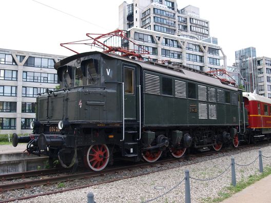 Eine E 04 vor dem DB-Hochhaus in Frankfurt