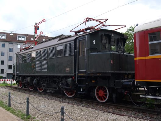 Eine E 04 vor dem DB-Hochhaus in Frankfurt