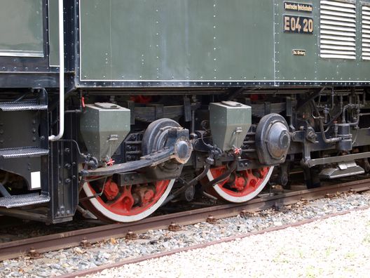 Eine E 04 vor dem DB-Hochhaus in Frankfurt