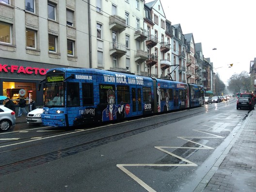 Straßenbahn der Linie 12 an der Haltestelle Bornheim Mitte