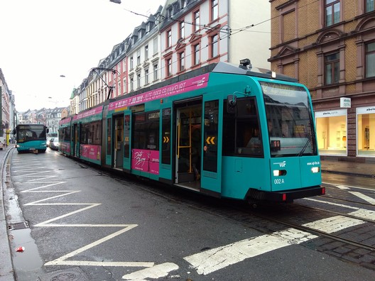 Straßenbahn der Linie 12 an der Haltestelle Bornheim Mitte